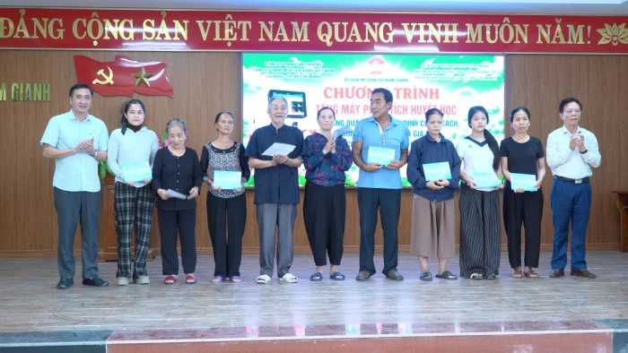 Trao tặng 100 suất quà tri ân các gia đình chính sách ở xã Nam Gianh