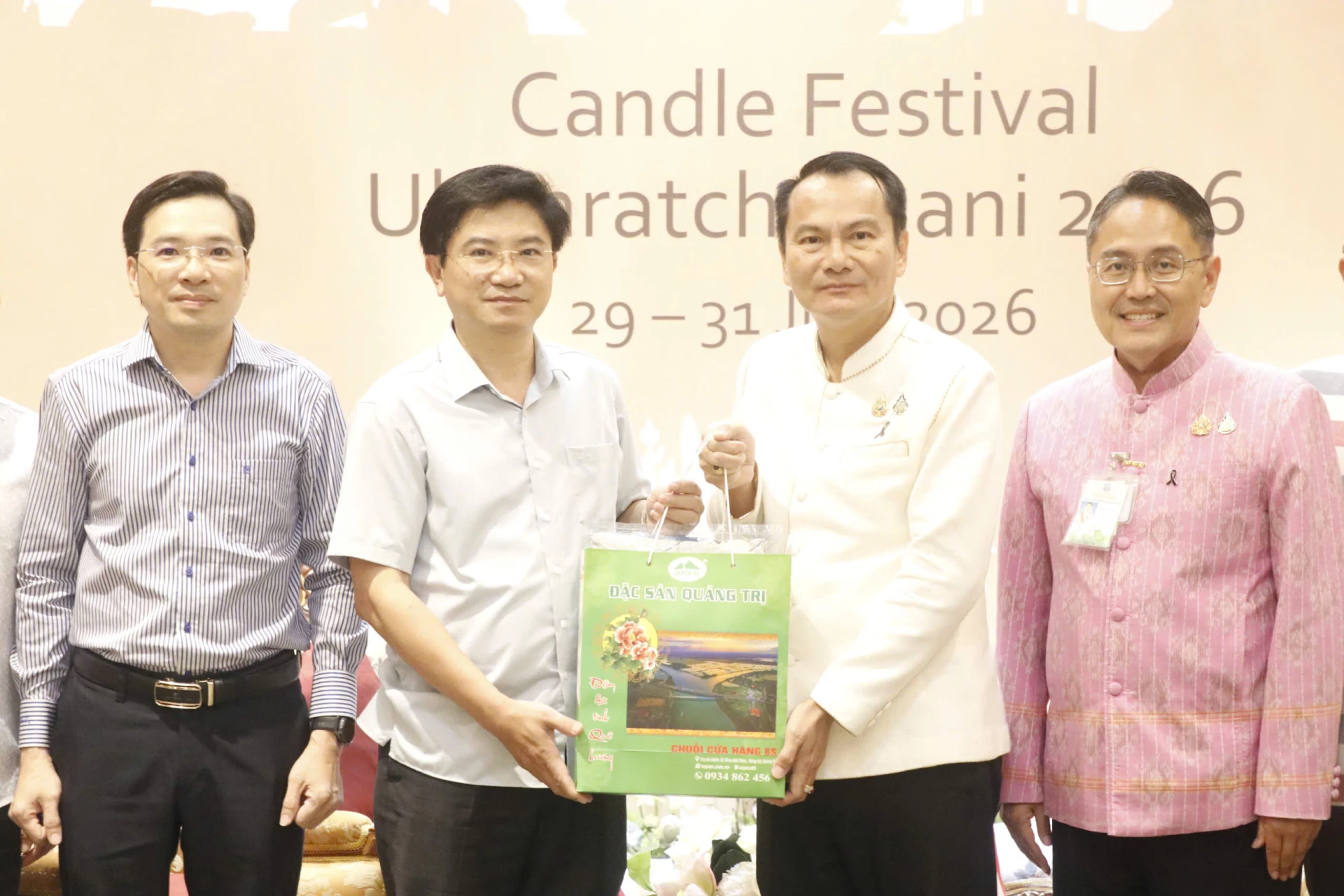 Đoàn công tác tỉnh Quảng Trị tặng quà lưu niệm lãnh đạo tỉnh Ubon Ratchathani - Ảnh: Đ.A