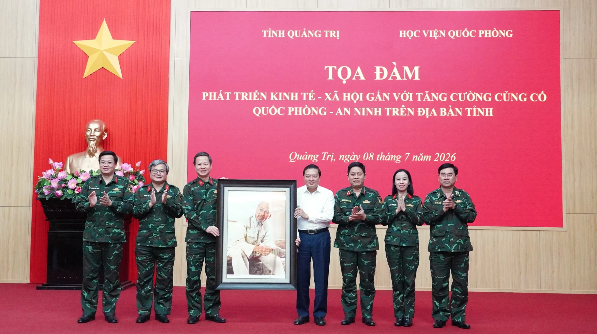 Tập thể Lớp bồi dưỡng kiến thức QP - AN đối tượng 1, Khóa 102, Học viện Quốc phòng tặng quà cho lãnh đạo tỉnh - Ảnh: Q.V