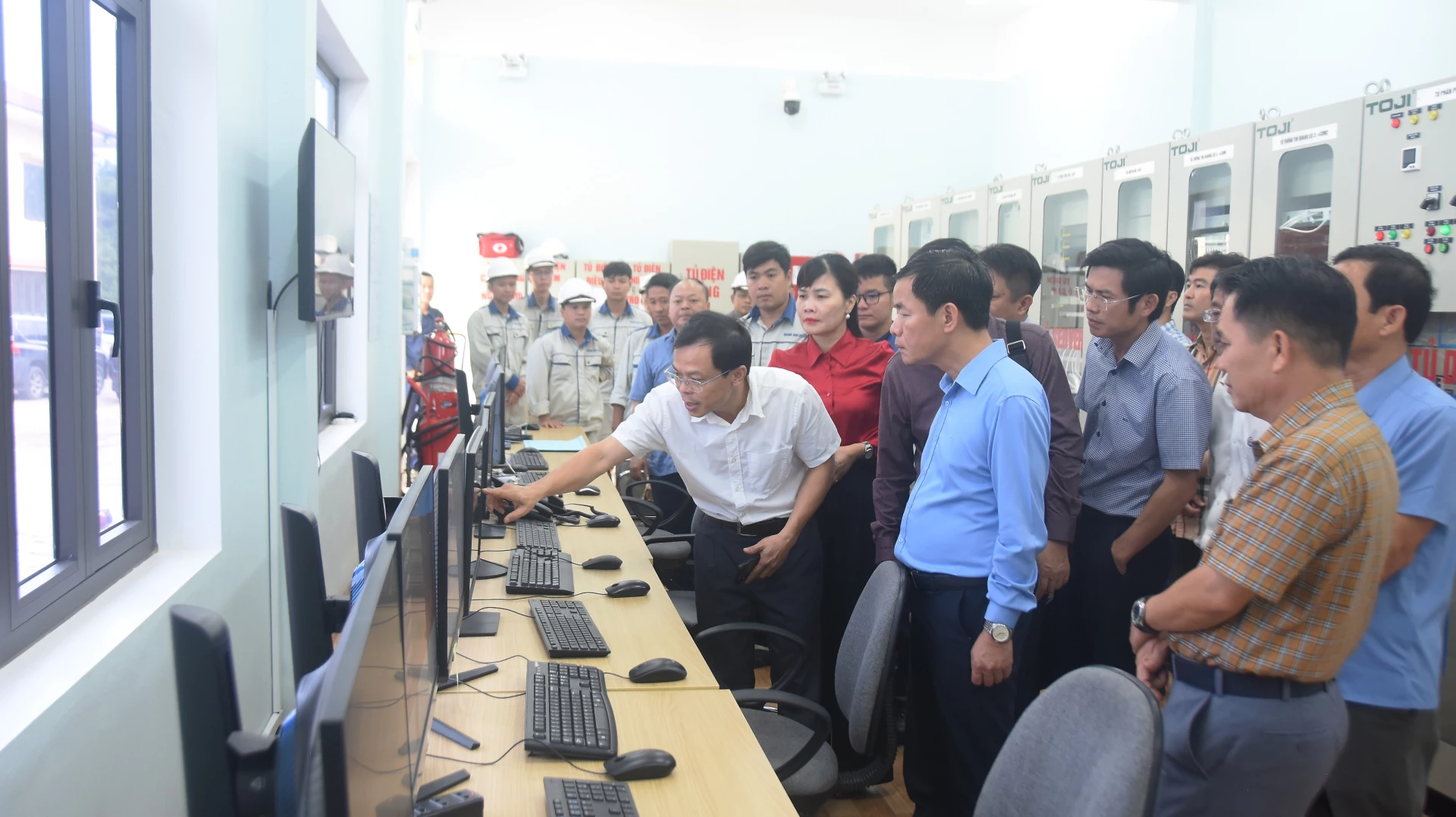 Đồng chí Bí thư Tỉnh ủy Nguyễn Văn Phương tham quan khu vực vận hành của Nhà máy điện gió Tân Hợp - Ảnh: Đ.V