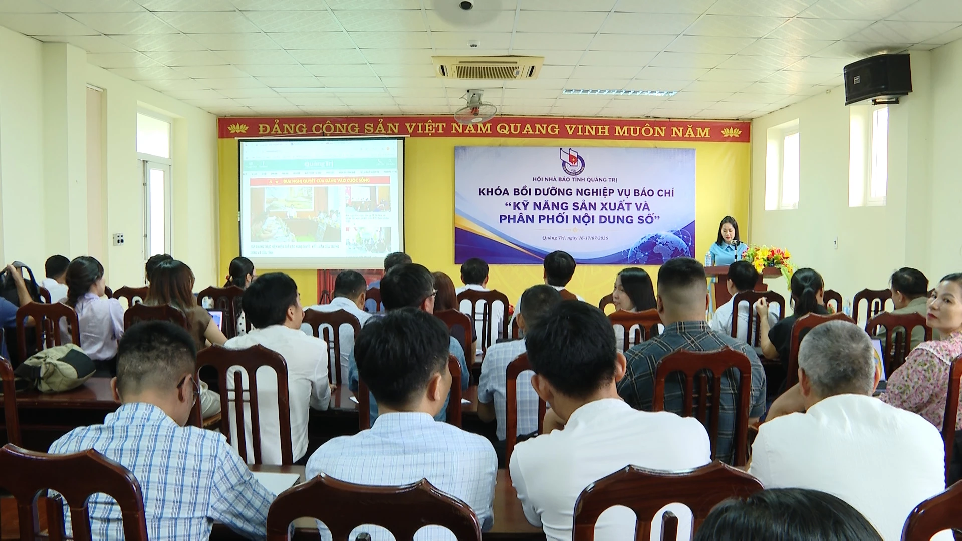 Quang cảnh buổi khai mạclớp bồi dưỡng - Ảnh: LT