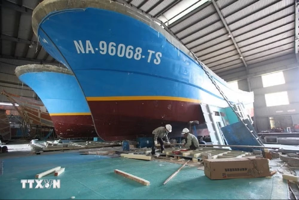 Đóng mới tàu composite đánh bắt thủy hải sản xa bờ tại Viện nghiên cứu chế tạo tàu thủy (Trường Đại học Nha Trang). (Ảnh: Trần Việt/TTXVN)