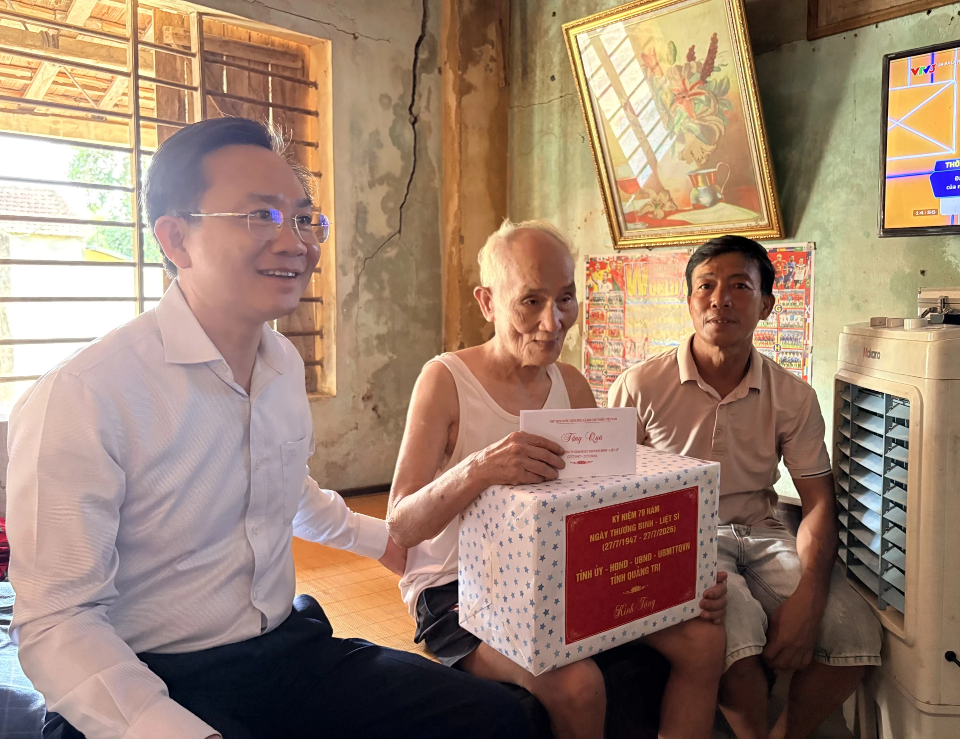 Đồng chí Hoàng Xuân Tân, Phó Chủ tịch UBND tỉnh thăm và tặng quà gia đình ông Nguyễn Văn Thình, bệnh binh tỉ lệ tổn thương cơ thể 61%, thôn Tiền Giang, xã Trường Phú - Ảnh: H.L