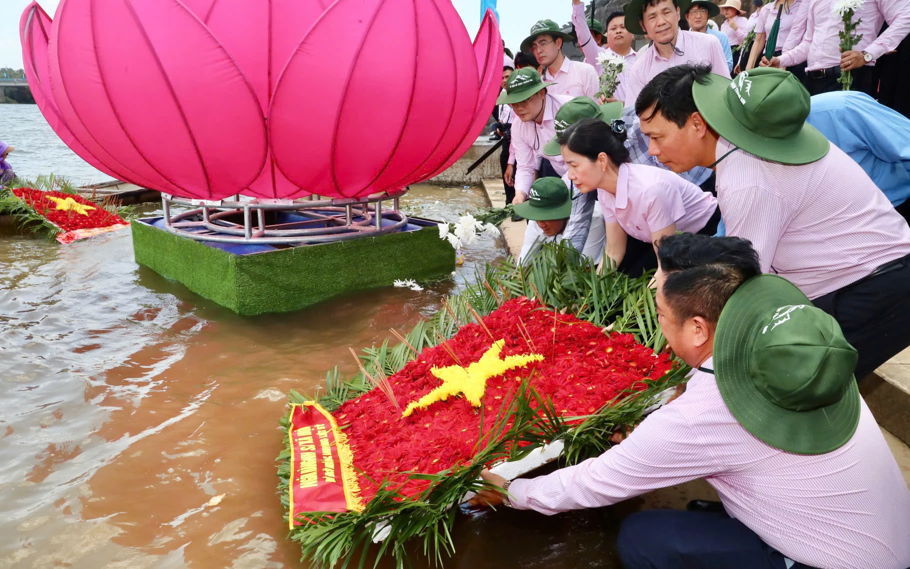 Đoàn đại biểu Ngân hàng Chính sách xã hội tham gia thả bè hoa tri ân các anh hùng liệt sĩ trên sông Thạch Hãn -Ảnh: M.L
