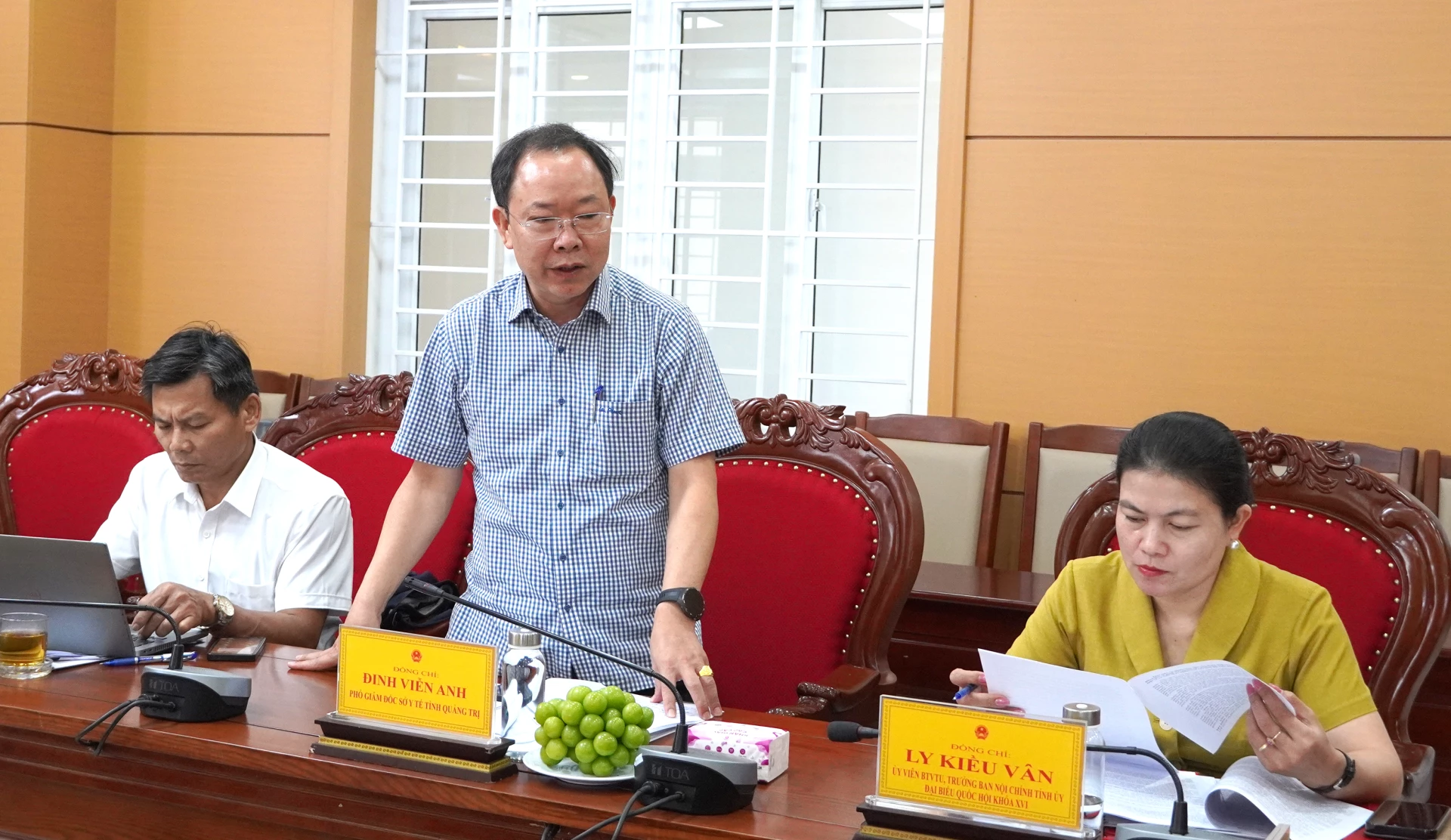 Các thành viên đoàn giám sát tham gia ý kiến - Ảnh: H.Tr.