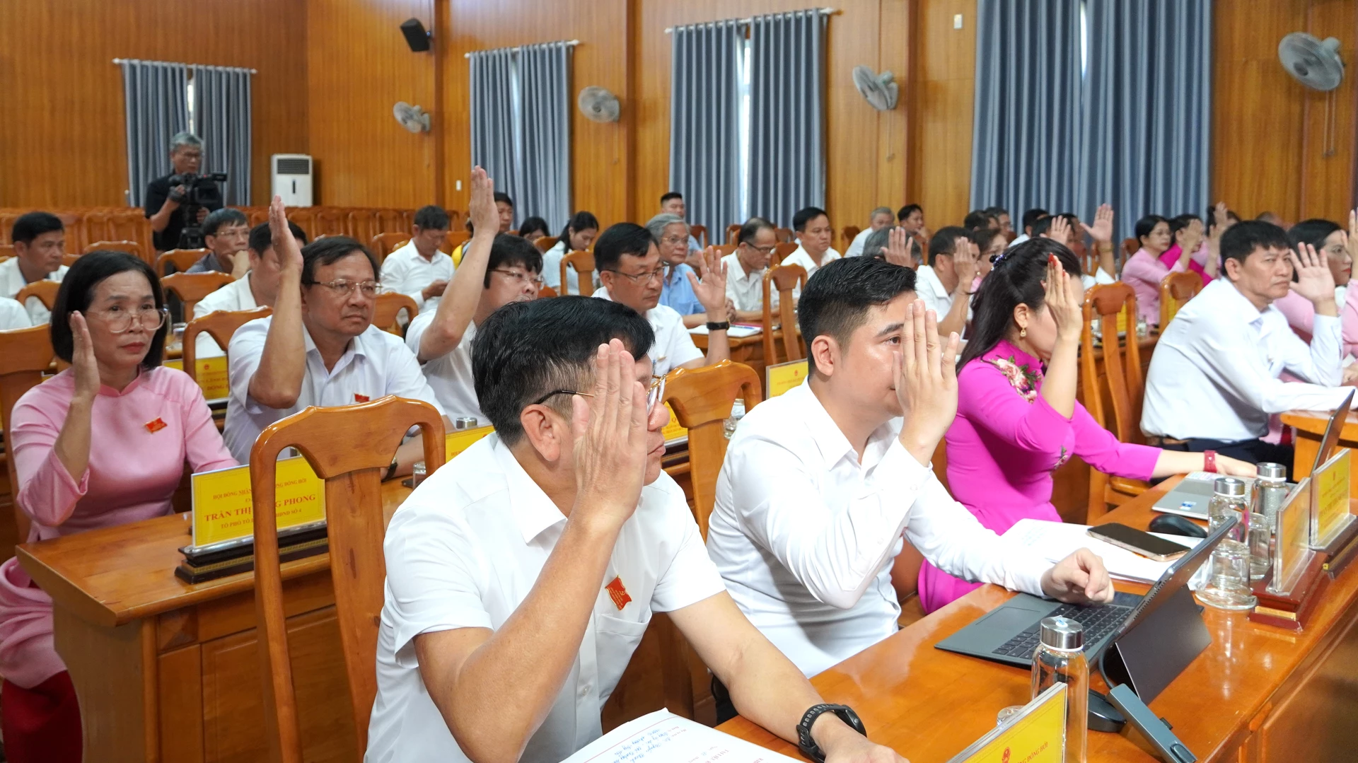Đại biểu HĐND phường Đồng Hới thông qua nghị quyết - Ảnh: H.Tr.