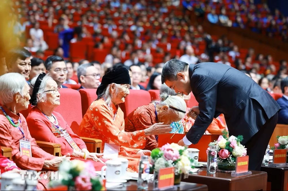 Thủ tướng Lê Minh Hưng tặng quà cho các Mẹ Việt Nam Anh hùng dự Hội nghị Tri ân người có công với cách mạng toàn quốc năm 2026. (Ảnh: Dương Giang/TTXVN)