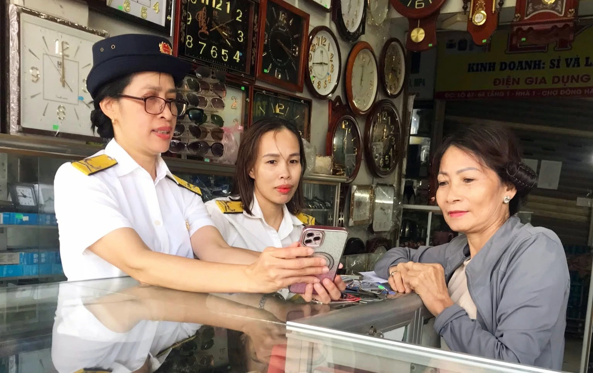 Công chức thuế hướng dẫn, hỗ trợ người nộp thuế thực hiện tốt các quy định mới - Ảnh: L.Chi