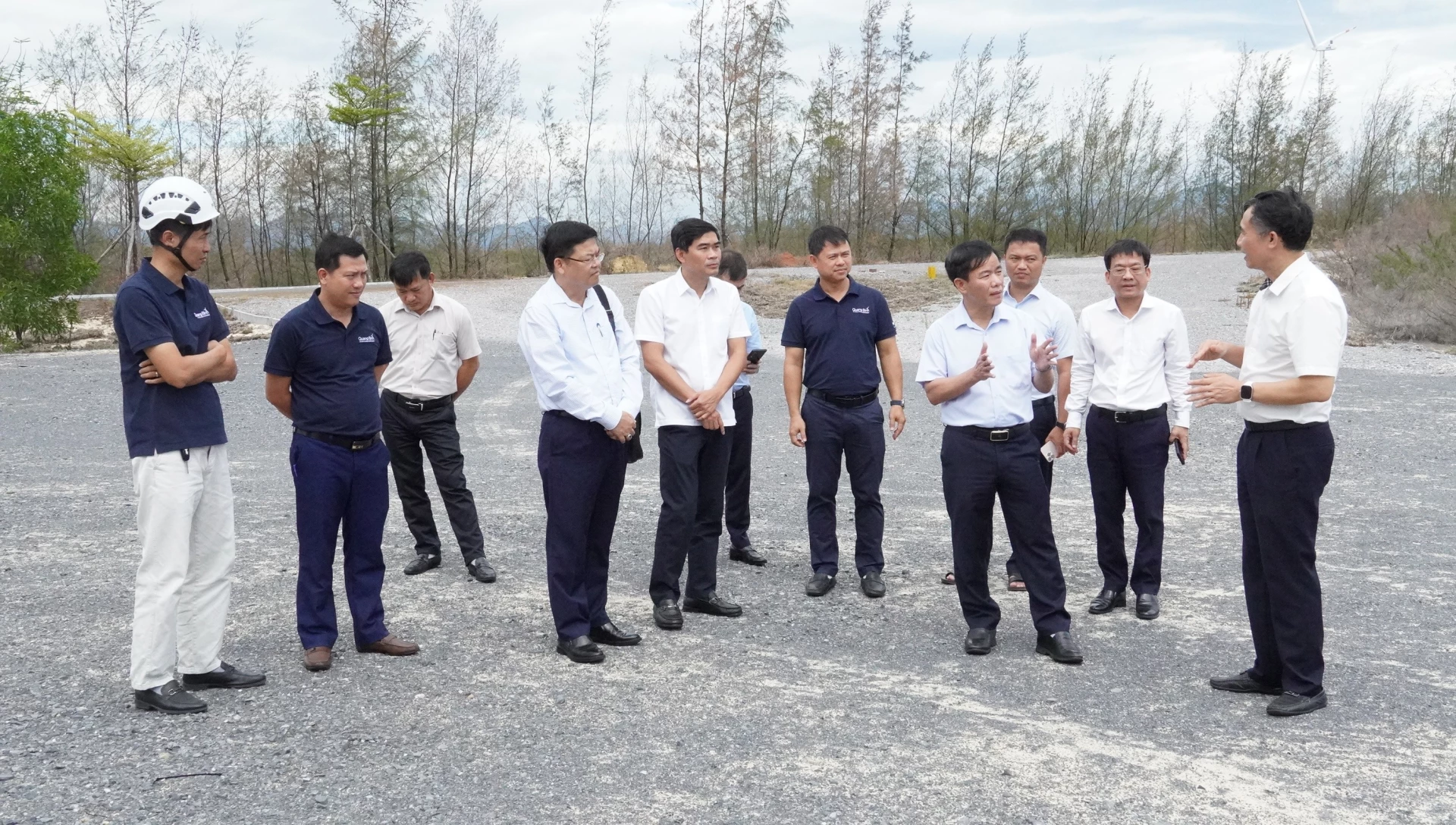 Đồng chí Nguyễn Văn Phương, Bí thư Tỉnh ủy kiểm tra thực địa cụm Nhà máy điện gió B&T - Ảnh: Q.V