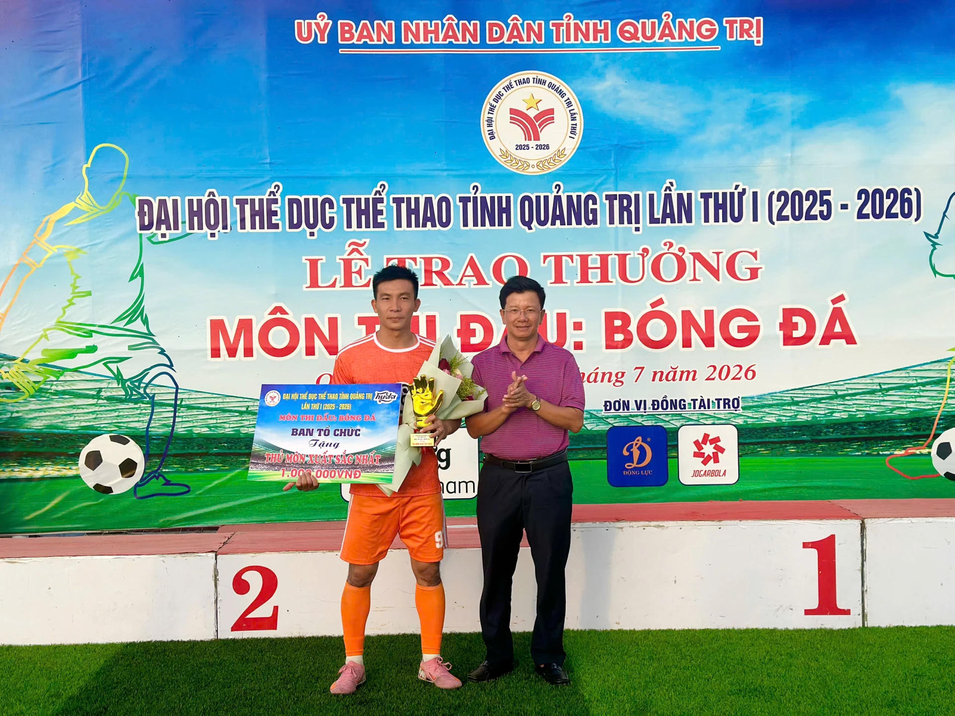 Ban tổ chức trao giải cho thủ môn xuất xắc nhất giải - Ảnh: Thùy Trang