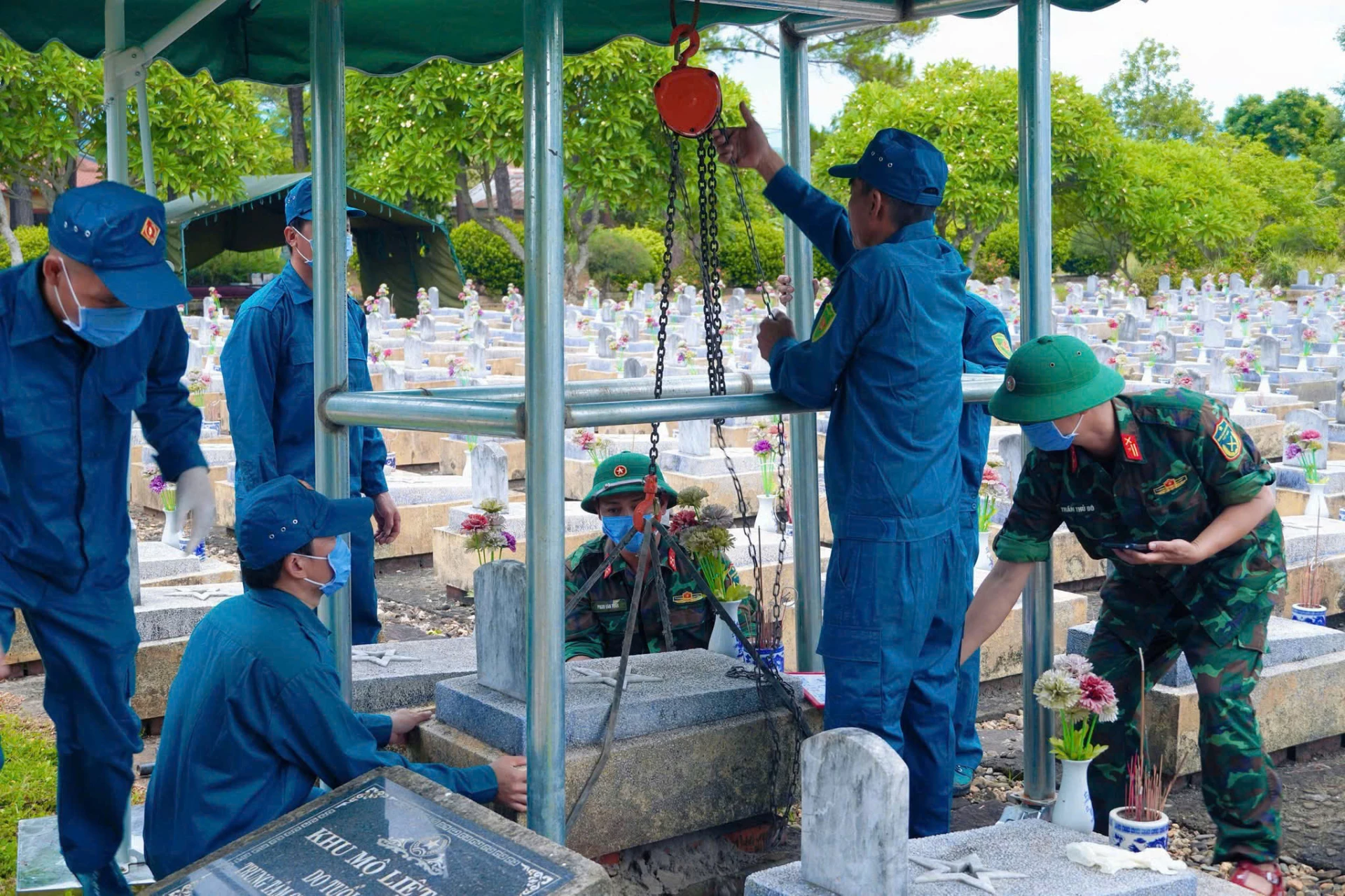 Lấy mẫu ADN xác định danh tính liệt sĩ tại Nghĩa trang liệt sĩ Vĩnh Linh.