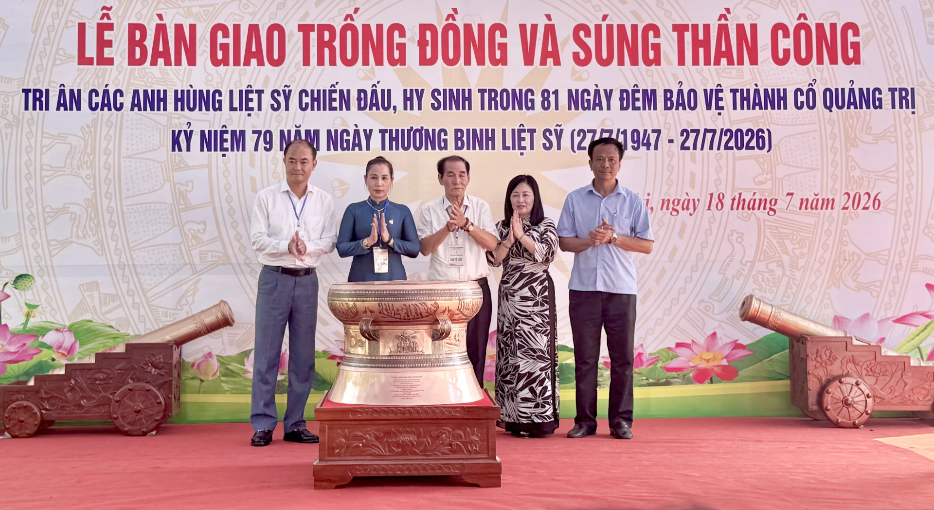 Tiếp nhận trống đồng và súng thần công do Hội Di sản và Cổ vật Thanh Hoa trao tặng - Ảnh: MT