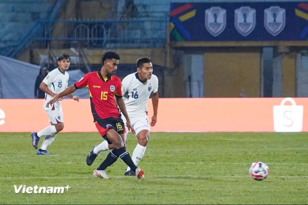 Tại ASEAN Cup 2024, đội tuyển Timor Leste (áo đỏ) lựa chọn sân Hàng Đẫy là sân nhà. (Ảnh: Việt Anh/Vietnam+)