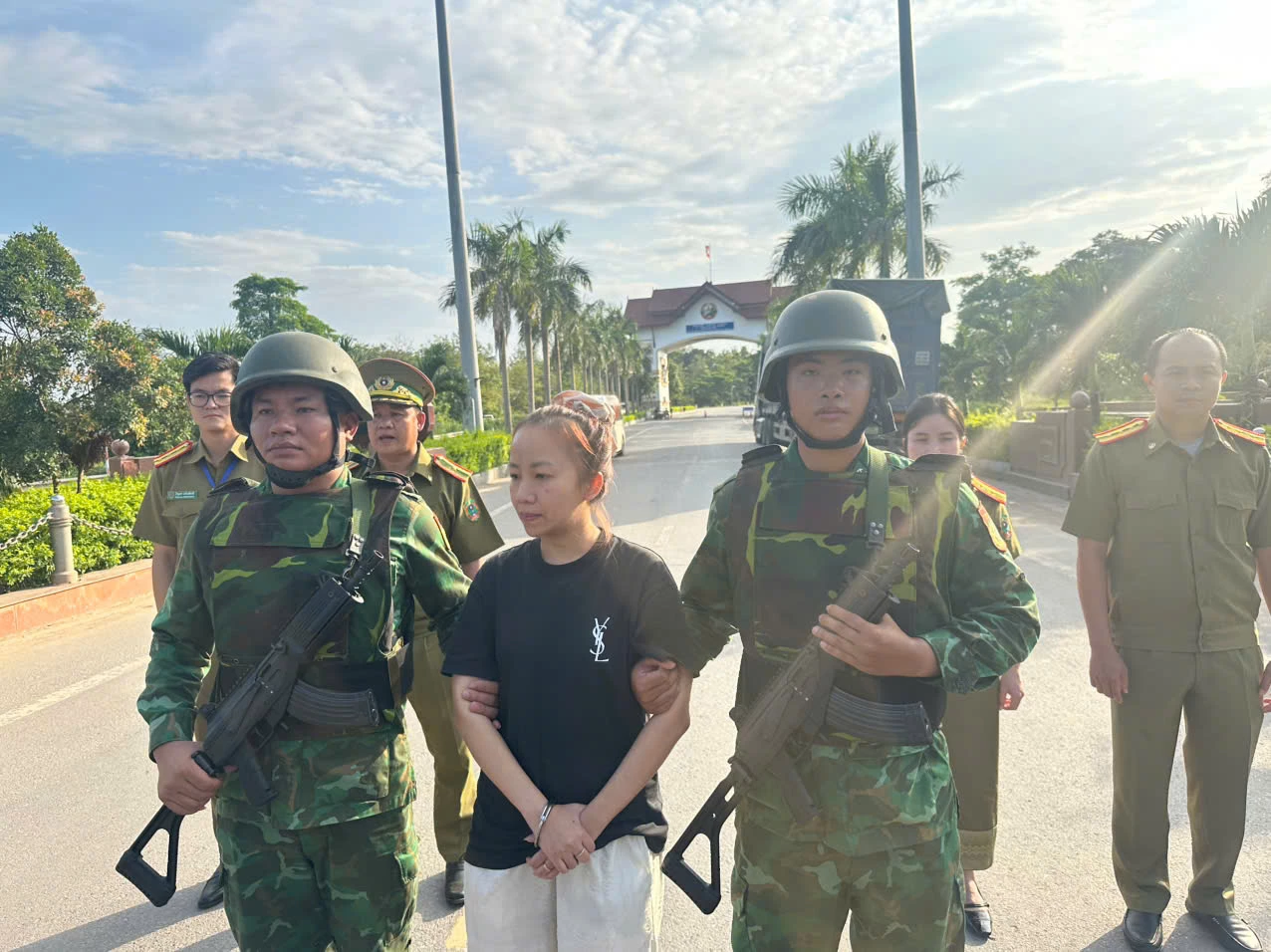 Đối tượng Lê Thọ Cẩm Cát bị truy nã vì hai tội danh “Lừa đảo chiếm đoạt tài sản” và “Làm giả con dấu, tài liệu của cơ quan, tổ chức” - Ảnh: BPQT