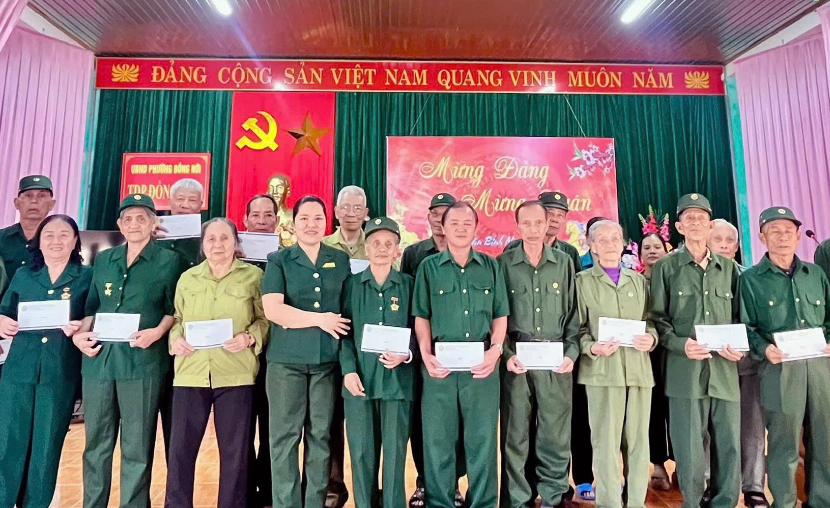 Hội Cựu thanh niên xung phong tỉnh trao tặng quà cho hội viên có hoàn cảnh khó khăn - Ảnh: P.V