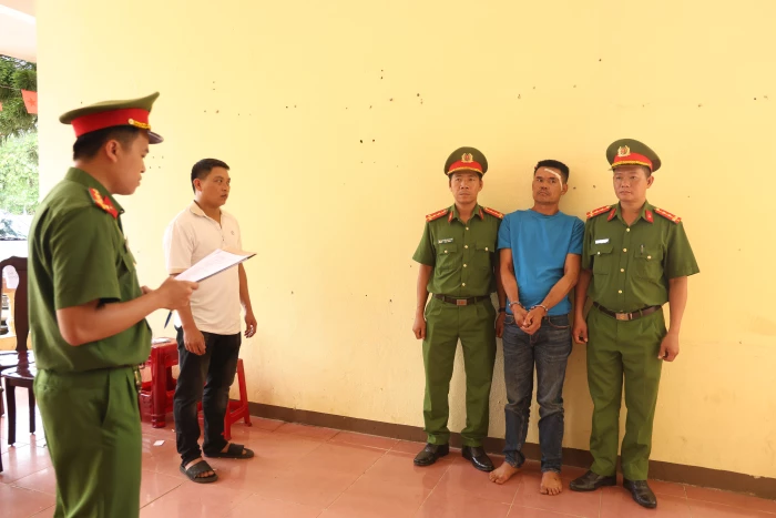 Bắt giữ đối tượng dùng hung khí tấn công lực lượng Công an xã Vĩnh Hoàng