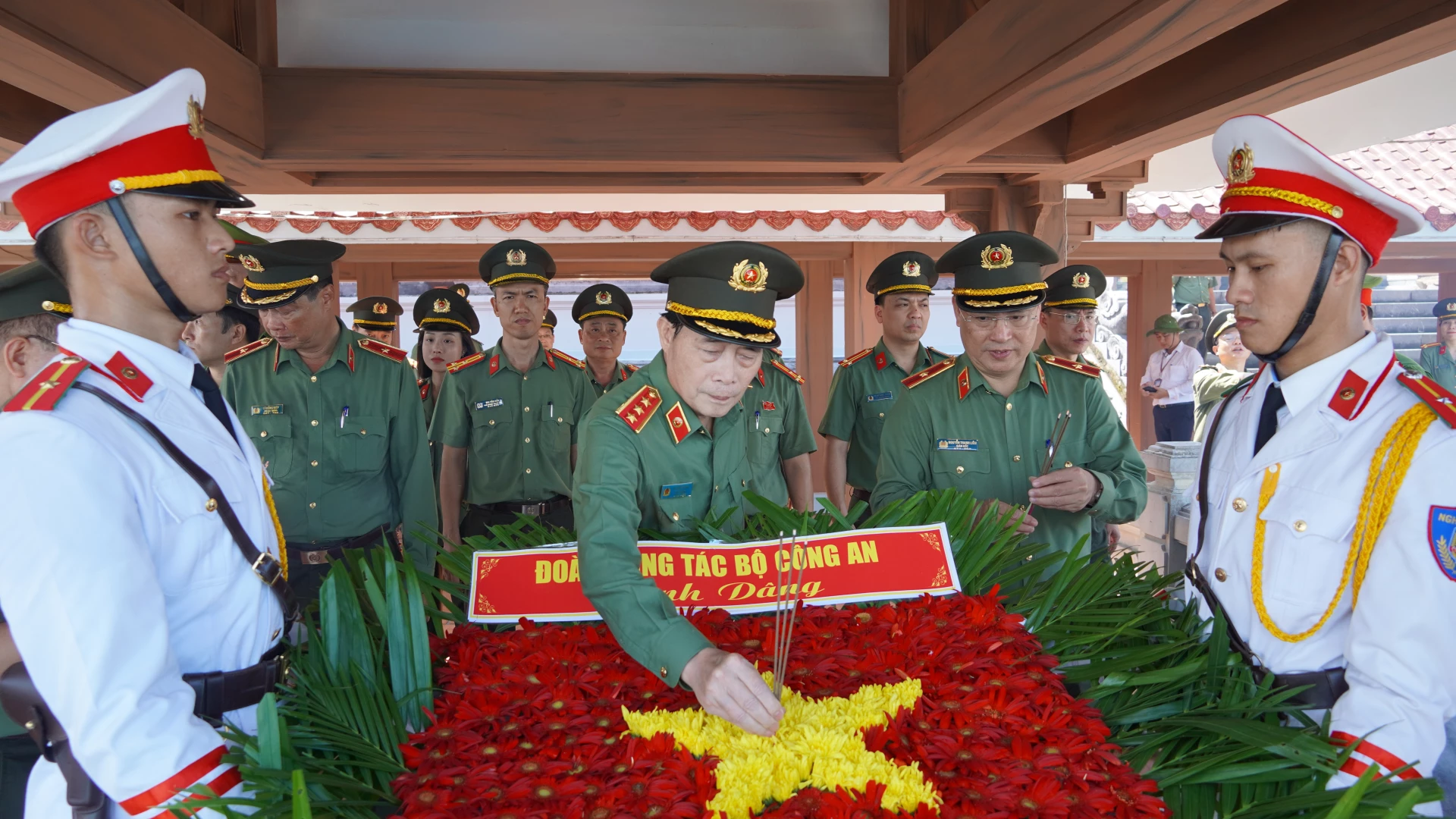 Chú thích ảnh: ảnh 1: Đoàn Công tác của Bộ Công an tri ân tại thành Cổ Quảng Trị
