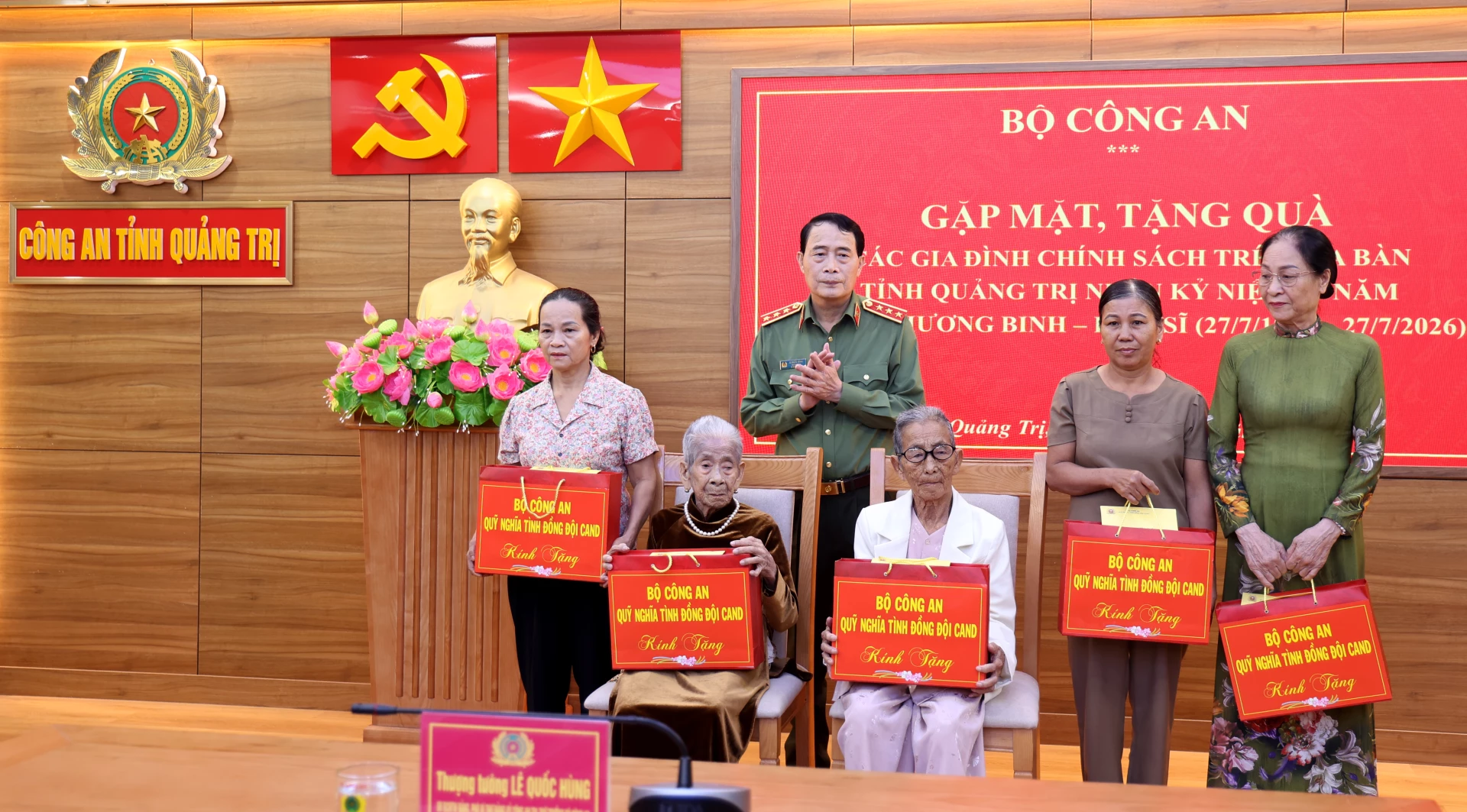 Đoàn công tác Bộ Công an dâng hương tri ân anh hùng liệt sĩ và tặng quà gia đình chính sách     