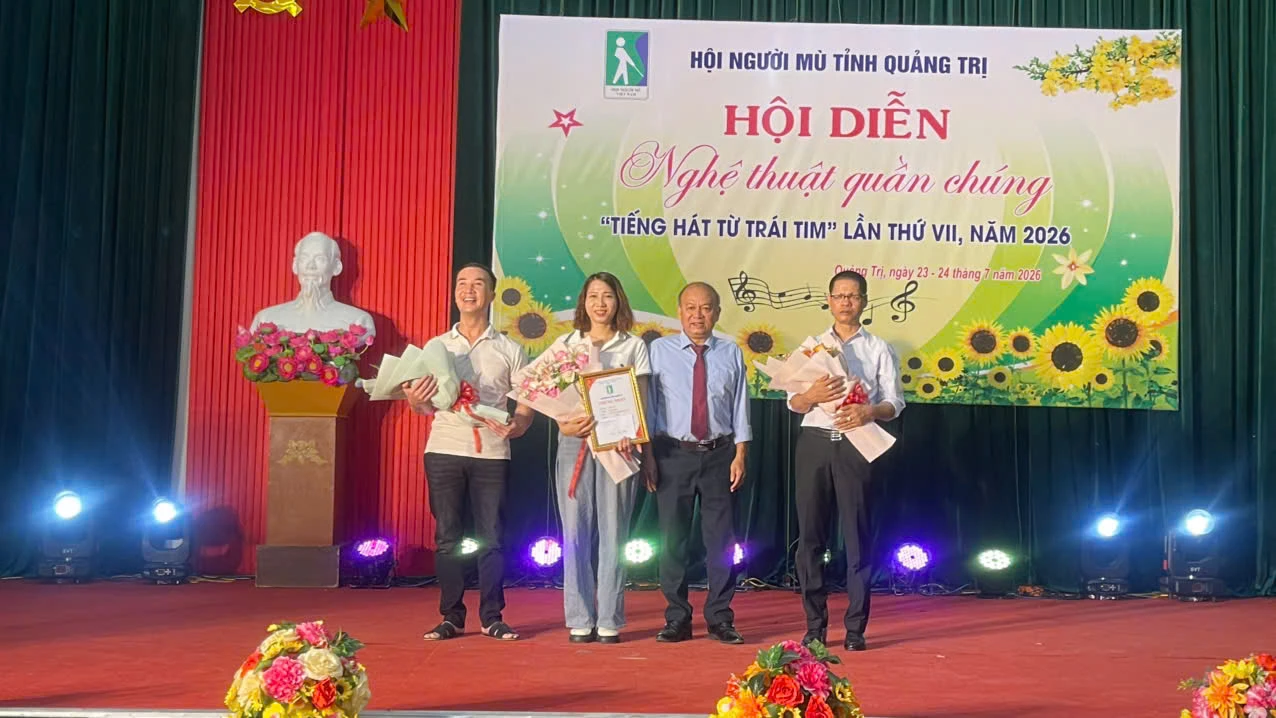 Ban Tổ chức trao giải nhất cho Hội người mù phường Đông Hà - Ảnh: LT