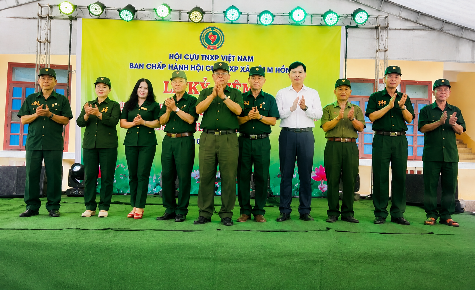 Trao kỷ niệm chương Cựu Thanh niên xung phong Việt Nam - Ảnh: K.H
