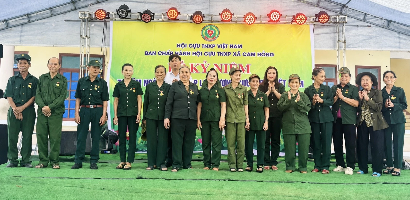 Trao Kỷ niệm chương Vì thế hệ trẻ cho các hội viên cựu Thanh niên xung phong xã Cam Hồng - Ảnh: K.H