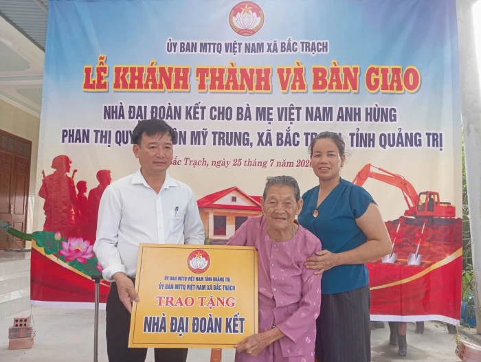 Bắc Trạch: Bàn giao nhà 'Đại đoàn kết' cho Bà mẹ Việt Nam anh hùng