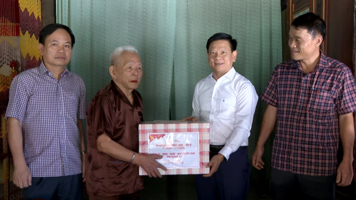 Lãnh đạo Văn phòng Tỉnh ủy thăm, tặng quà  gia đình thương binh
