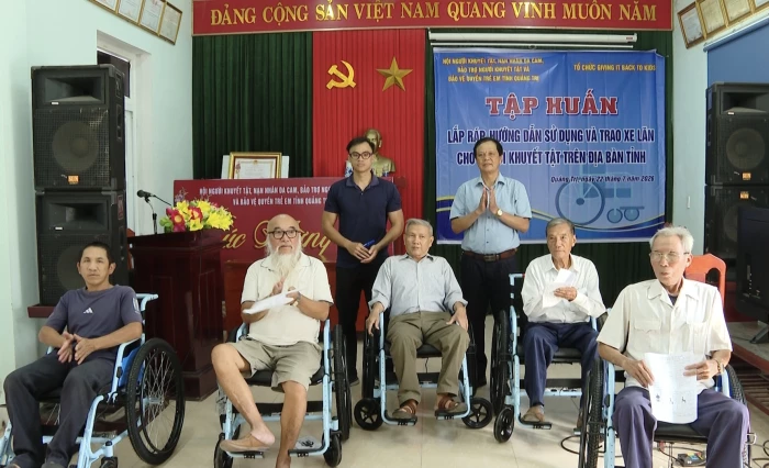 Tập huấn lắp ráp, trao xe lăn cho người khuyết tật
