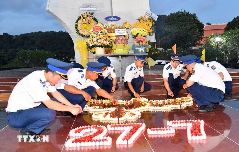 Cán bộ, chiến sỹ Bộ Tư lệnh Vùng Cảnh sát biển 4 thắp nến tri ân tại nghĩa trang Liệt sỹ Phú Quốc. (Ảnh: TTXVN phát)