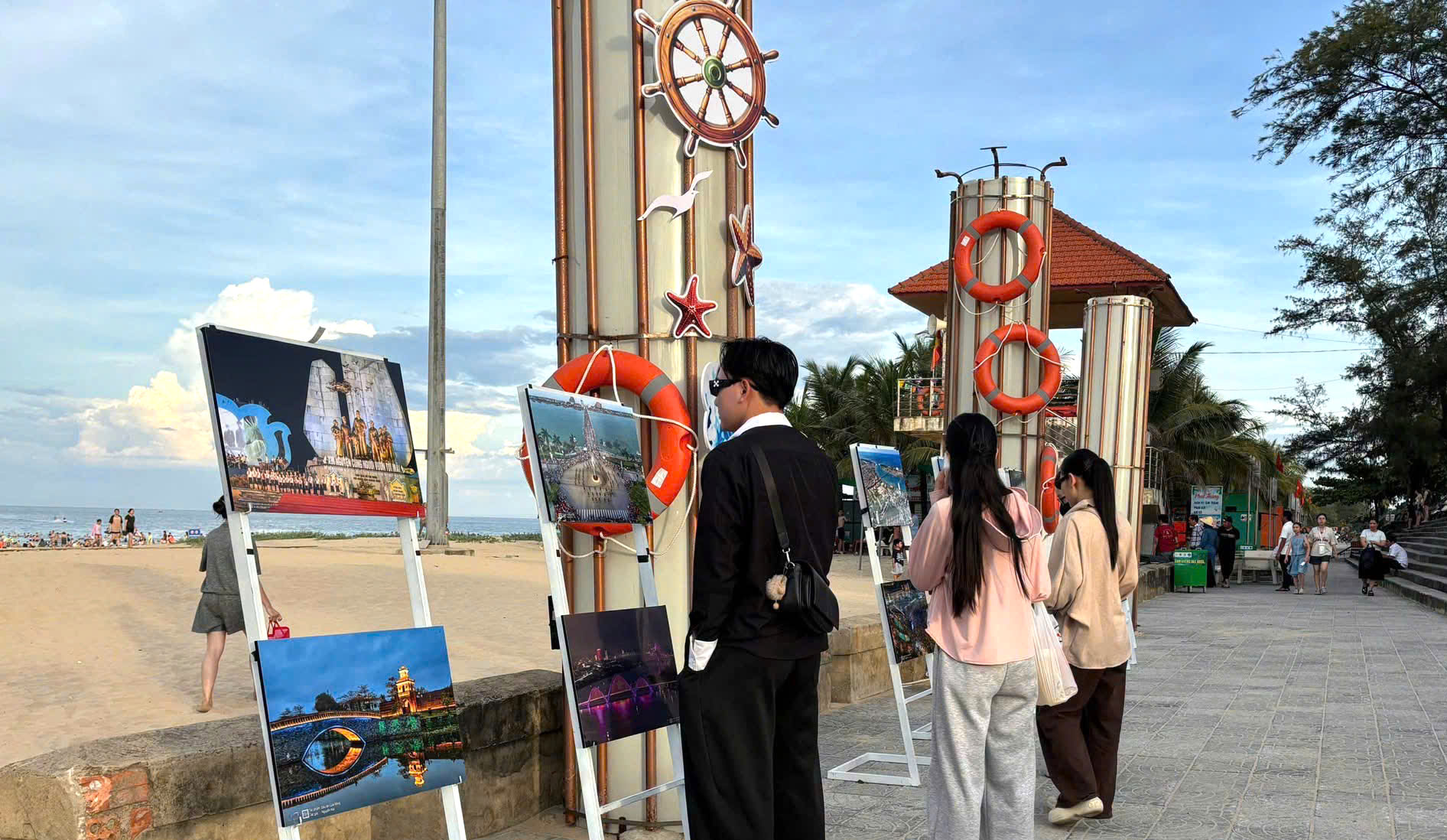Không gian triển lãm ảnh “Biển-Vẻ đẹp thiên nhiên” tại bãi biển Nhật Lệ - Ảnh: H.Tr