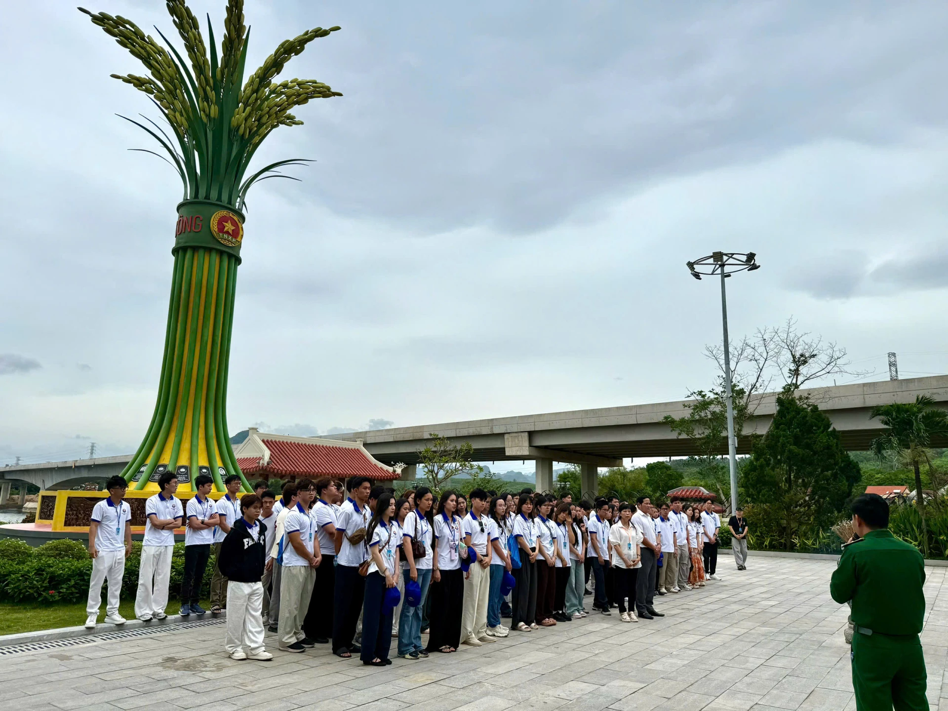 Đoàn đại biểu thanh niên, sinh viên kiều bào dâng hương tri ân các Anh hùng Liệt sĩ tại Di tích lịch sử quốc gia Bến phà II Long Đại, xã Trường Ninh - Ảnh: T.T

