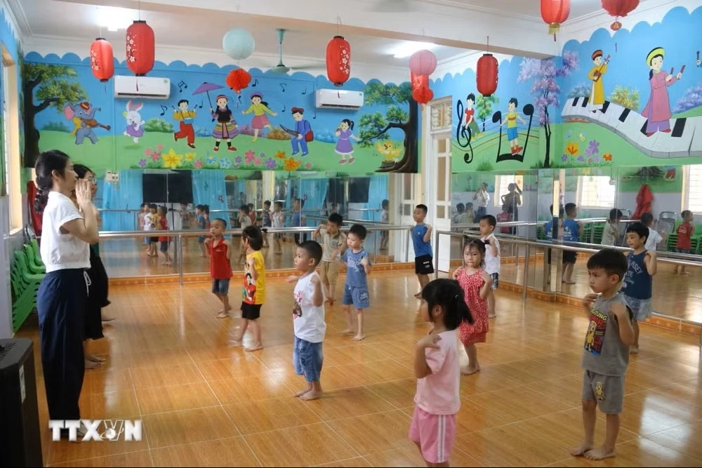 Hoạt động thể dục của cô và trò trường mầm non. (Ảnh: Thu Hoài/TTXVN)