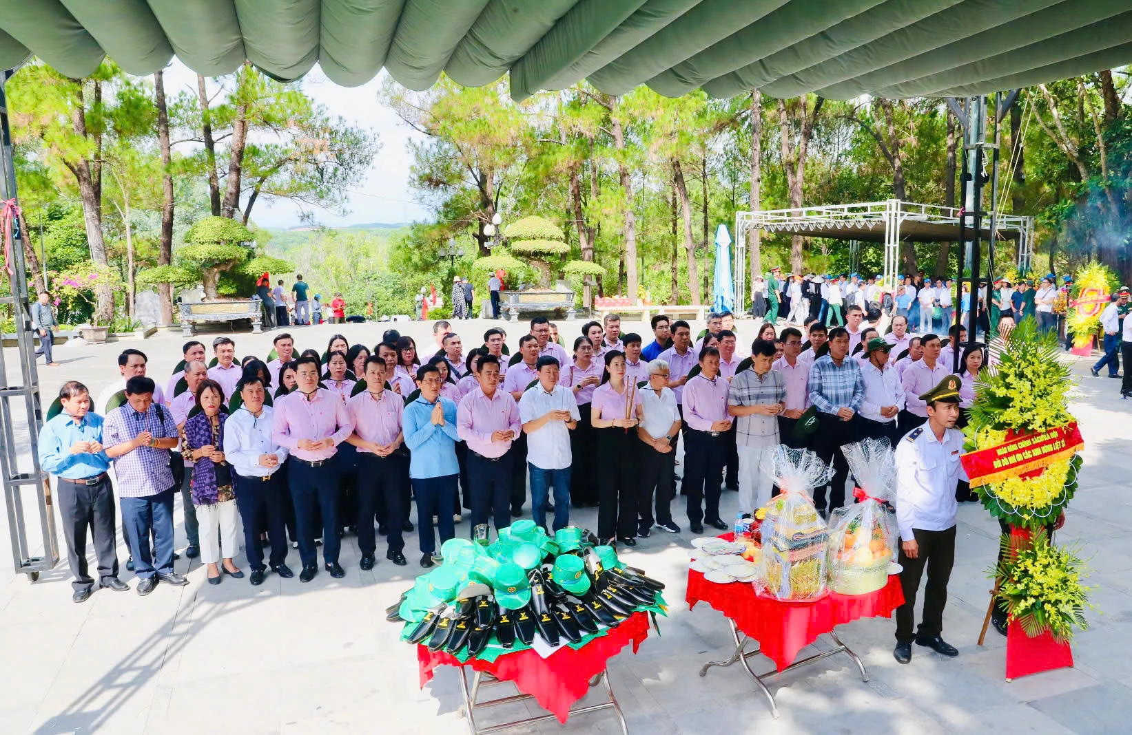 Đoàn đại biểu Ngân hàng Chính sách xã hội dân hương viếng các anh hùng liệt sĩ tại Nghĩa trang Liệt sĩ quốc gia Trường Sơn -Ảnh: M.L