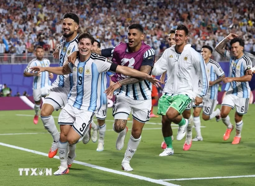 Argentina vỡ òa cảm xúc sau bàn thắng quý giá của Julian Alvarez. (Ảnh: AFP/TTXVN)
