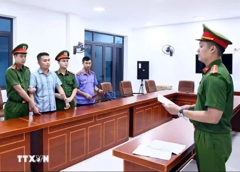 Thầy giáo bị bắt trong vụ gian lận thi Tốt nghiệp Trung học phổ thông tại Tuyên Quang. (Ảnh: TTXVN)