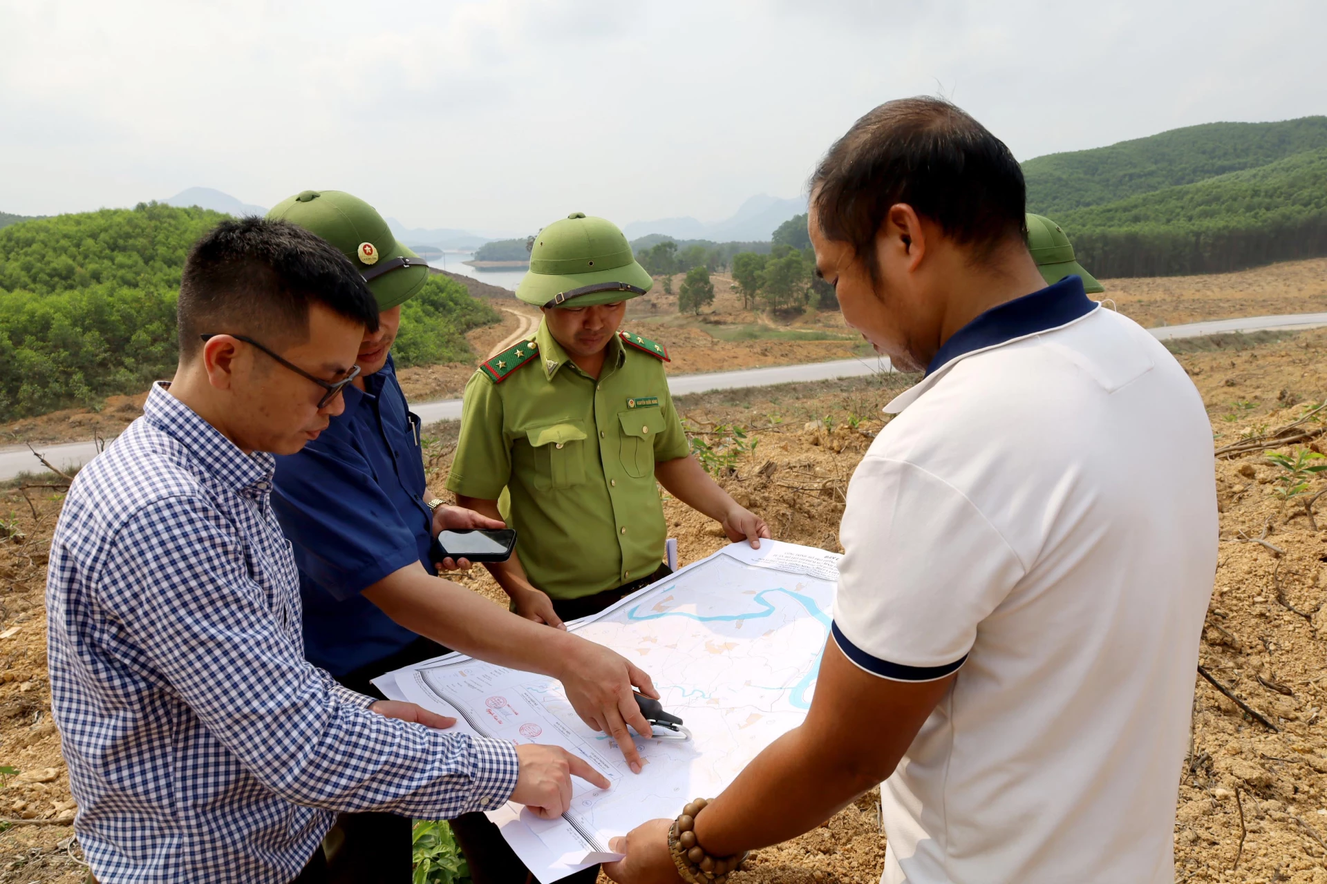 Lực lượng kiểm lâm đẩy mạnh ứng dụng công nghệ vào công tác quản lý, bảo vệ rừng - Ảnh: V.Minh