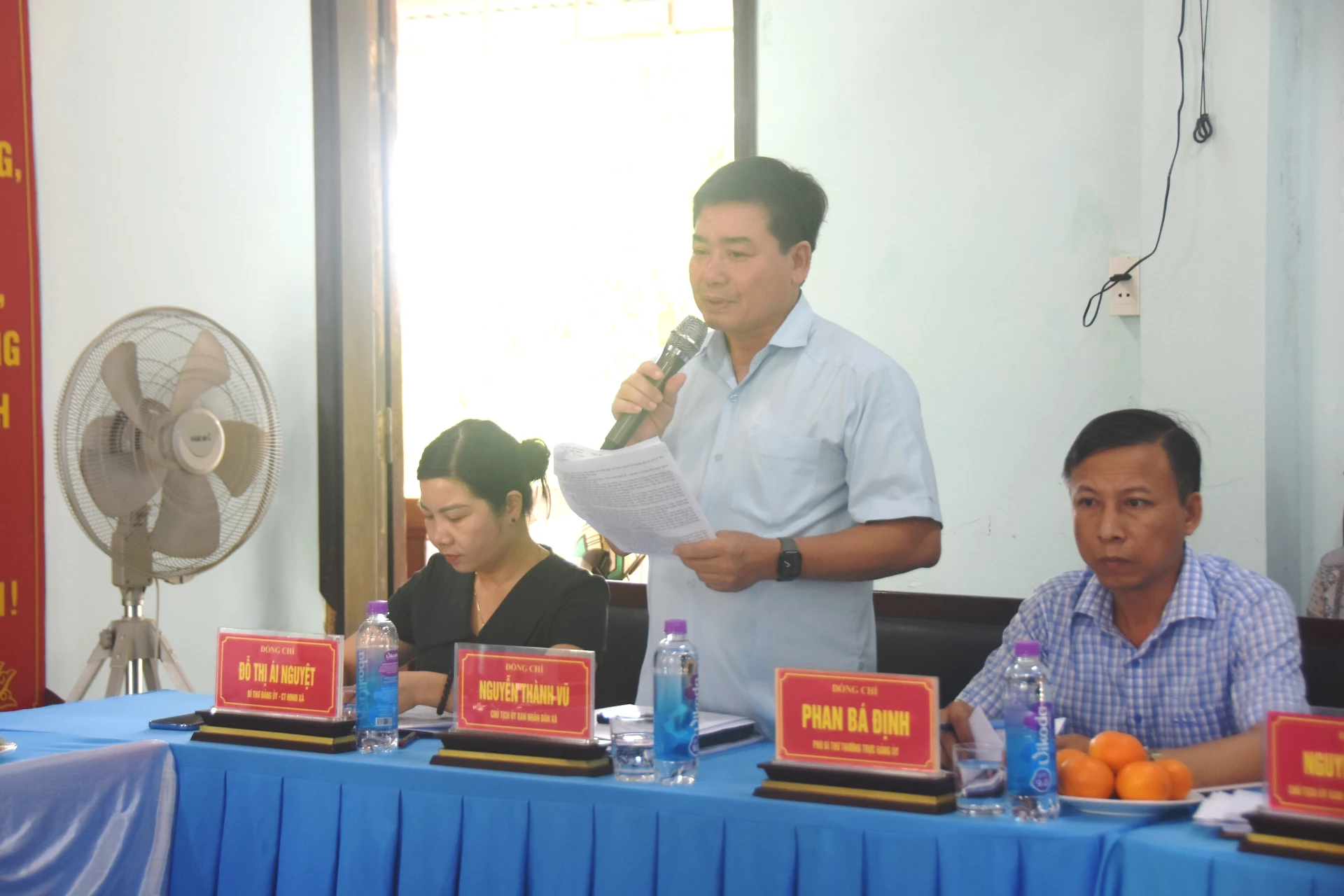 Lãnh đạo xã Triệu Bình trình bày báo cáo - Ảnh: Đ.V