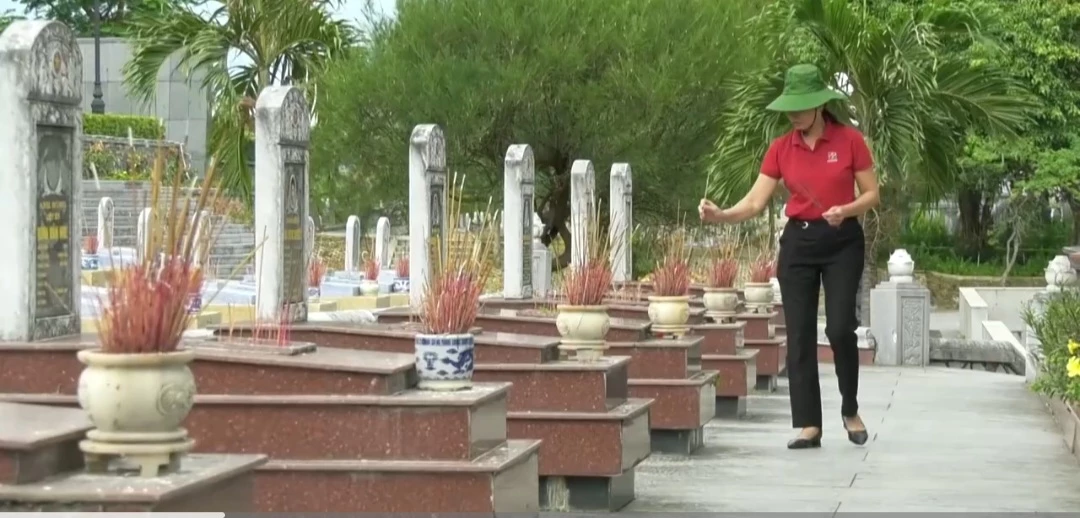 Viếng Nghĩa trang liệt sĩ quốc gia Đường 9 - Ảnh: PXD