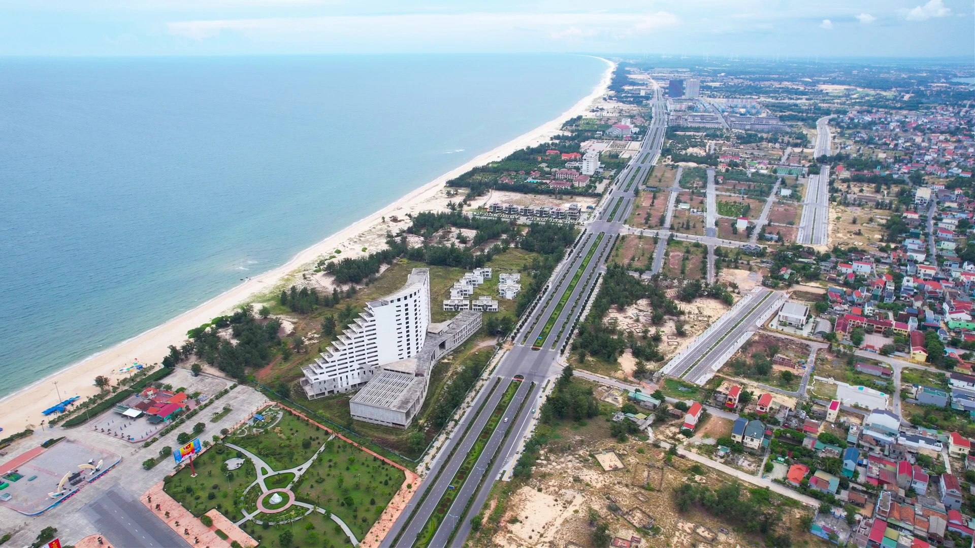 Tại khu vực bãi biển Bảo Ninh, nhiều khu nghỉ dưỡng quy mô lớn﻿ đang được đầu tư xây dựng - Ảnh: Lê Trường