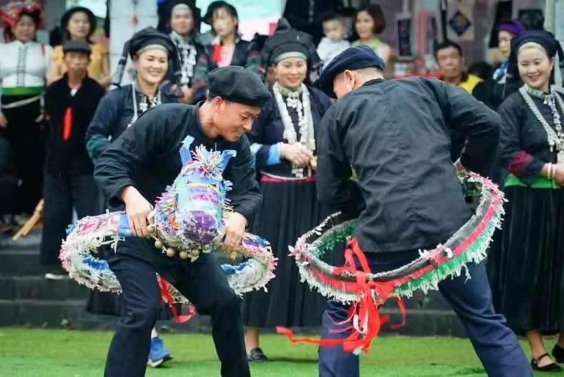 Trình diễn múa ngựa giấy của người dân tộc Nùng Dín (Mường Khương, Lào Cai), tại Làng Văn hóa-Du lịch các dân tộc Việt Nam. (Ảnh: TTXVN)