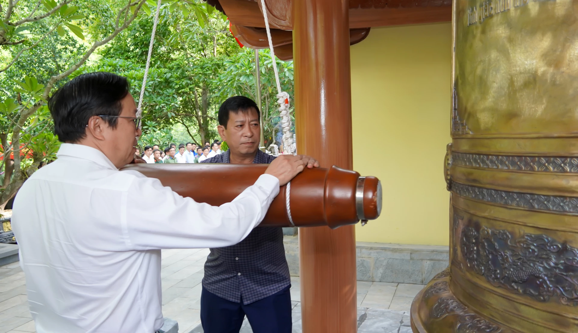 Lãnh đạo Ban Quản lý Vườn Quốc gia Phong Nha-Kẻ Bàng thỉnh chuông tưởng niệm các anh hùng liệt sĩ tại Đền tưởng niệm các anh hùng liệt sĩ đường 20 Quyết Thắng - Ảnh: N.H