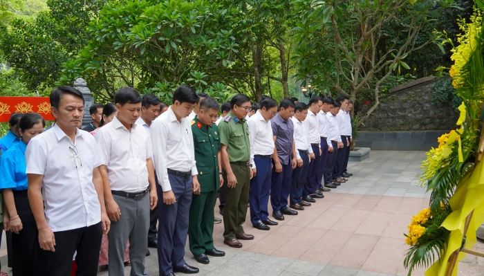 Tri ân các anh hùng liệt sĩ và thăm, tặng quà gia đình chính sách