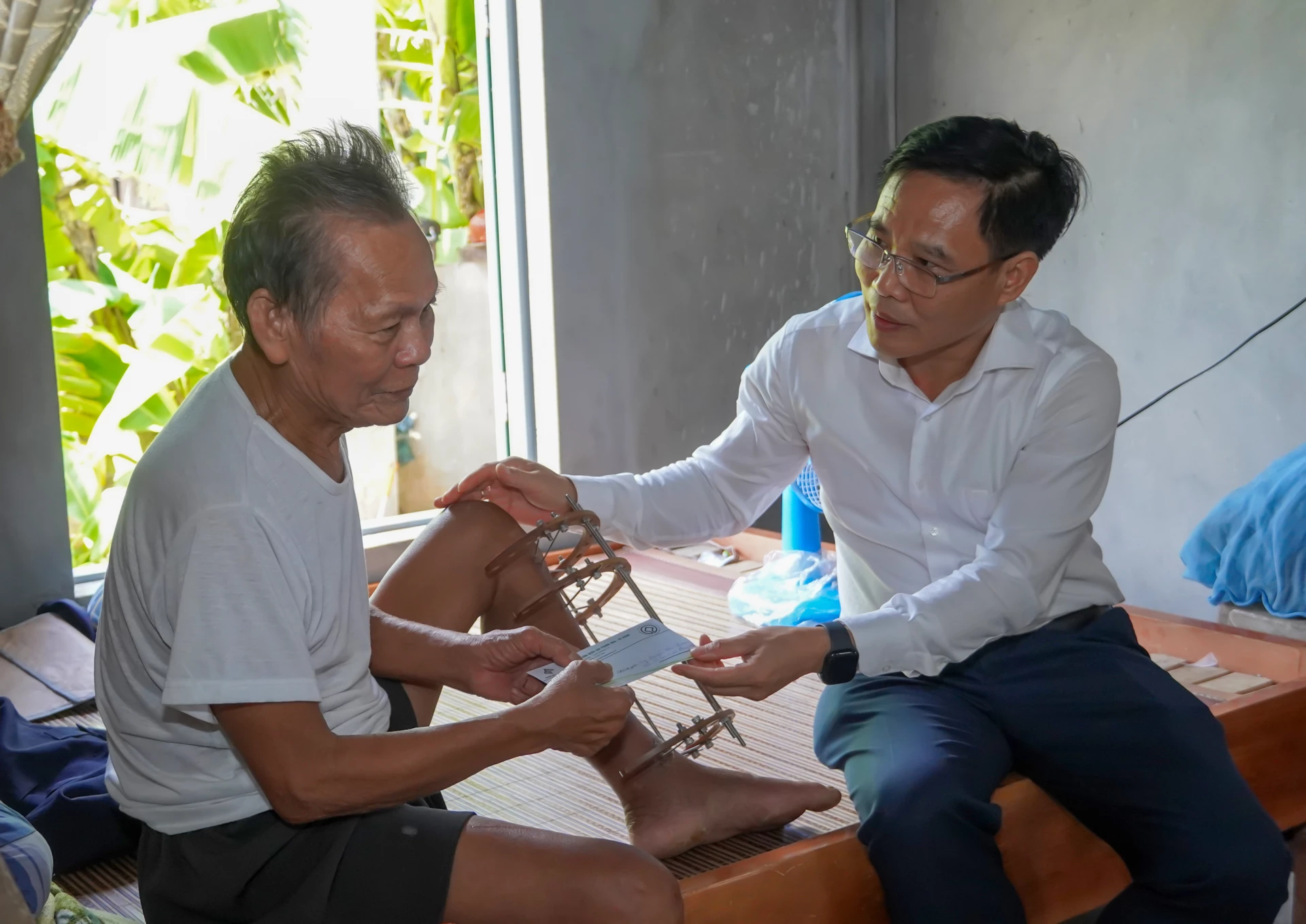 Đại diện lãnh đạo Ban Quản lý Vườn Quốc gia Phong Nha- Kẻ Bàng thăm hỏi, động viên gia đình thân nhân liệt sĩ ở thôn Cù Lạc 2, xã Phong Nha - Ảnh: N.H