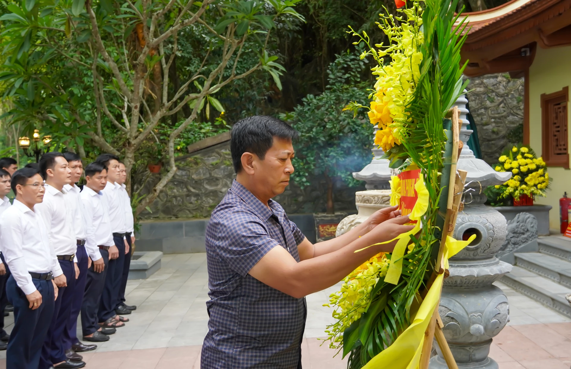 Đại diện lãnh đạo Ban Quản lý Vườn Quốc gia Phong Nha-Kẻ Bàng dâng hoa tri ân, tưởng niệm anh hùng liệt sĩ tại Đền tưởng niệm các anh hùng liệt sĩ đường 20 Quyết Thắng - Ảnh: N.H