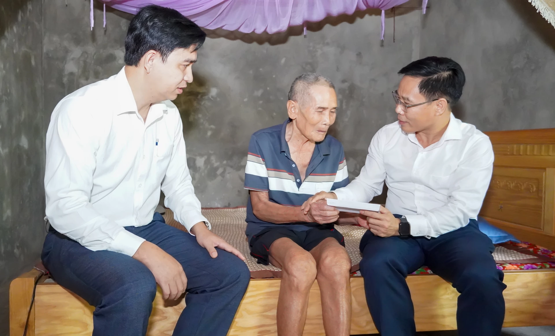 Đai diện lãnh đạo Ban Quản lý Vườn Quốc gia Phong Nha-Kẻ Bàng thăm, tặng quà cho thương binh Đinh Minh Khiển, thôn Ngọn Rào, xã Phong Nha - Ảnh: N.H