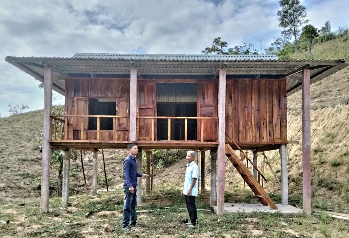 Được địa phương quan tâm hỗ trợ xây nhà mới, ông Hồ Văn Xăng ( bên phải) có nơi ở ổn định - Ảnh: K.S