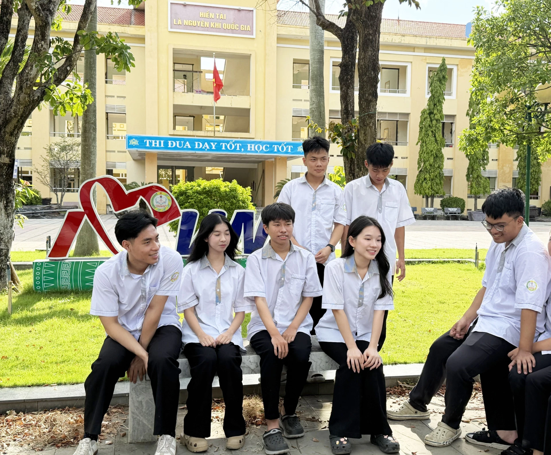 Nguyễn Tuấn Huy (thứ 3 từ trái sang) và các bạn học cùng lớp chia sẻ về dự định tương lai - Ảnh: Nh.V