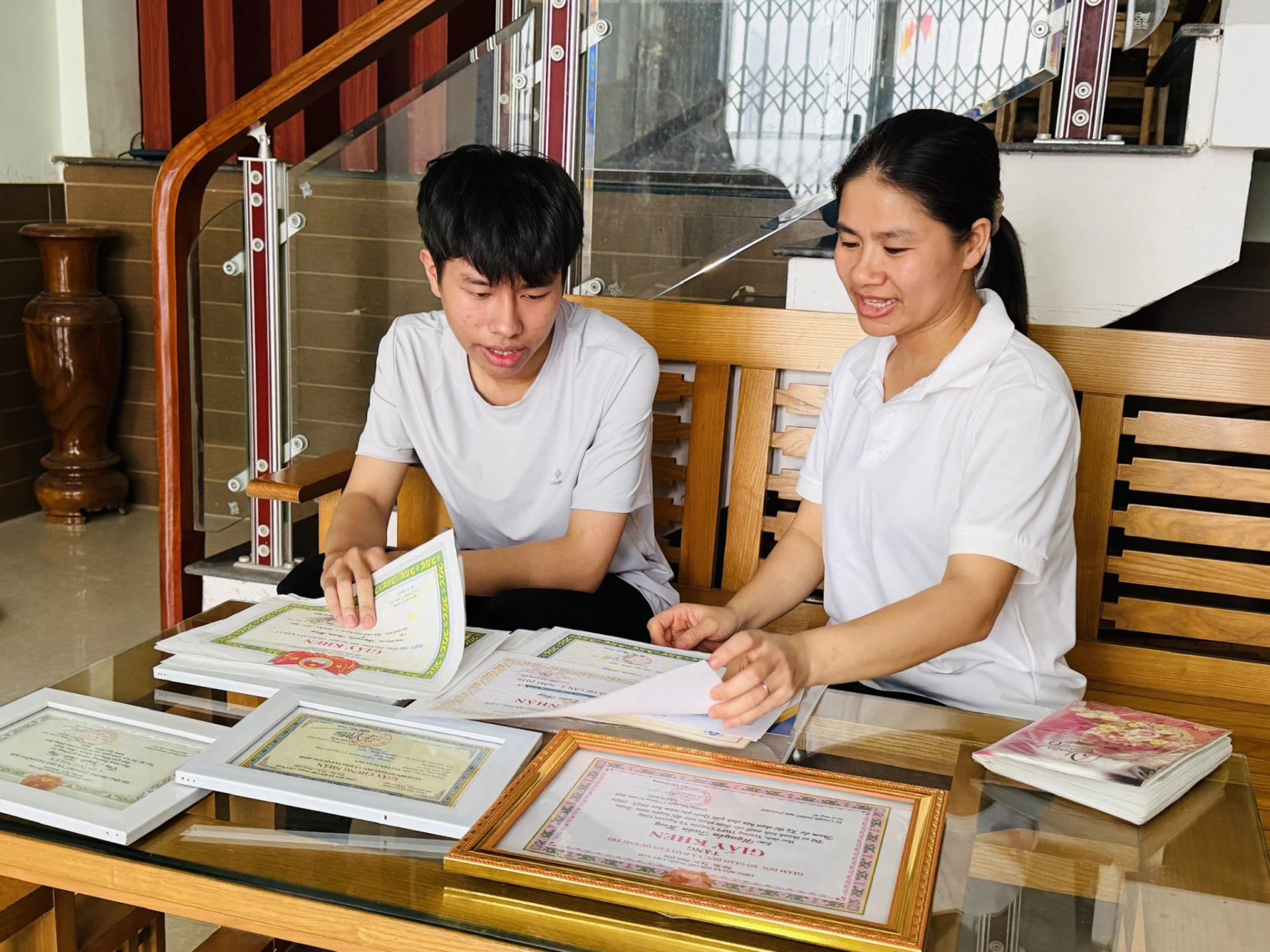Với chị Phạm Minh Lý thành tích học tập của con là tài sản vô giá - Ảnh: Nh.V