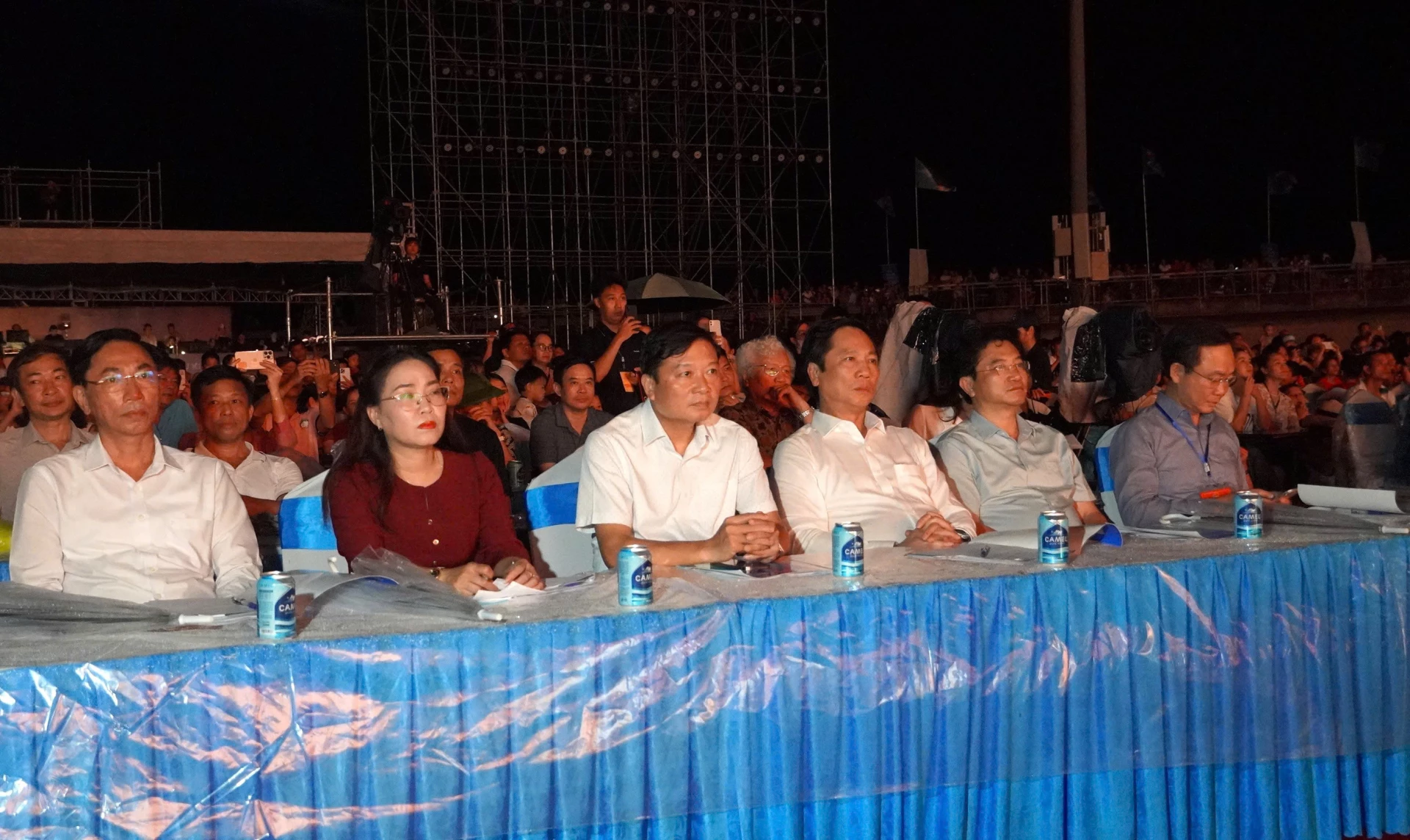 Các đồng chí lãnh đạo tỉnh theo dõi buổi tổng duyệt- Ảnh: Mai Linh