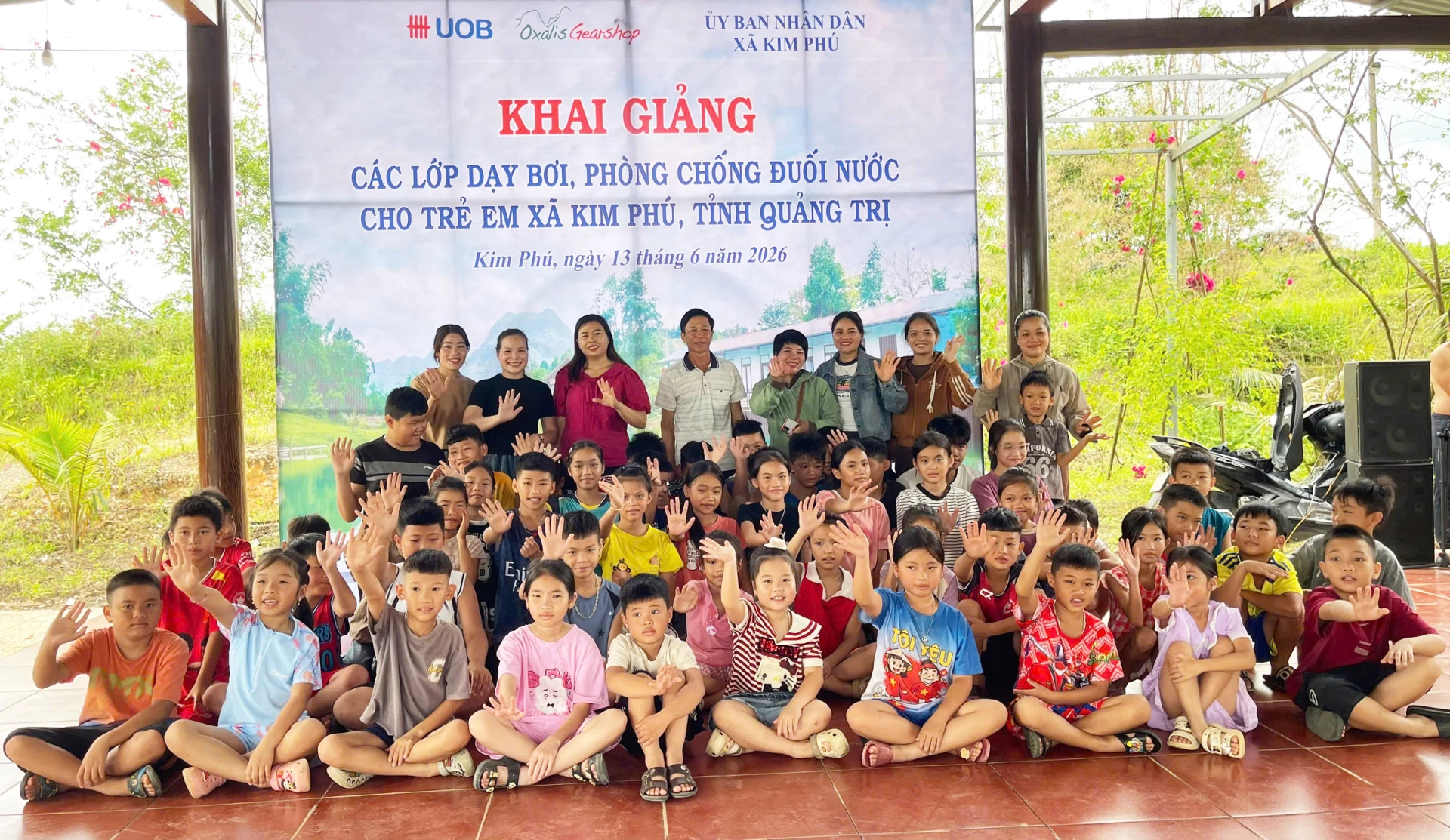 Lớp học bơi miễn phí được xã Kim Phú tổ chức cho các em học sinh trên địa bàn dịp nghỉ hè - Ảnh: X.P